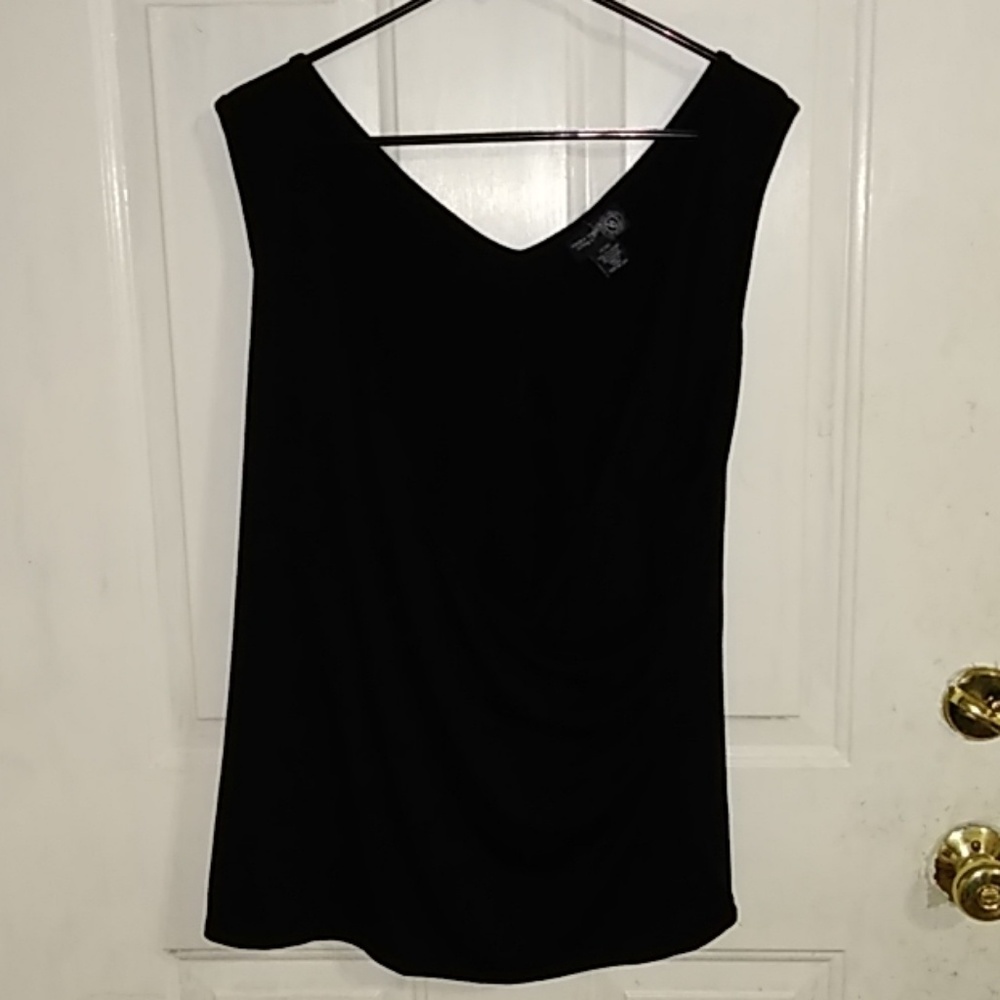 🌷4/$25🌷Low V-neck tank